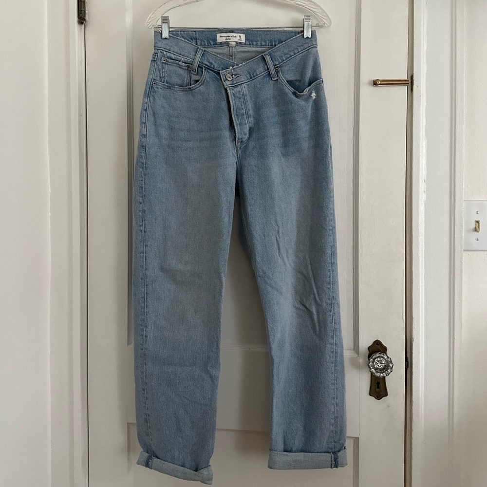 Abercrombie and fitch dad high rise asymmetrical crossover curve love jean size2